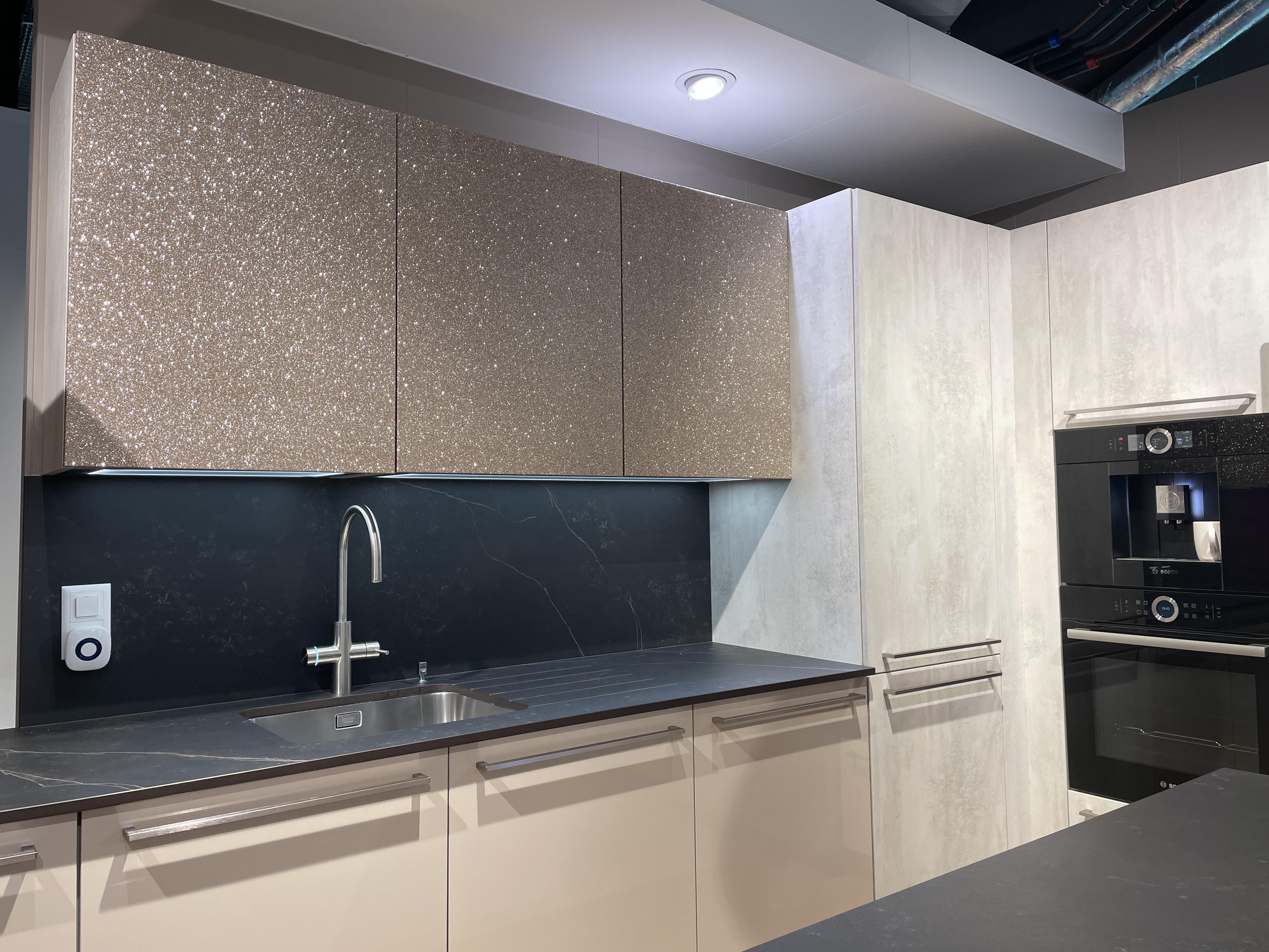Quand le covering fait briller un showroom : cuisine, déco & dressing en version pailletée